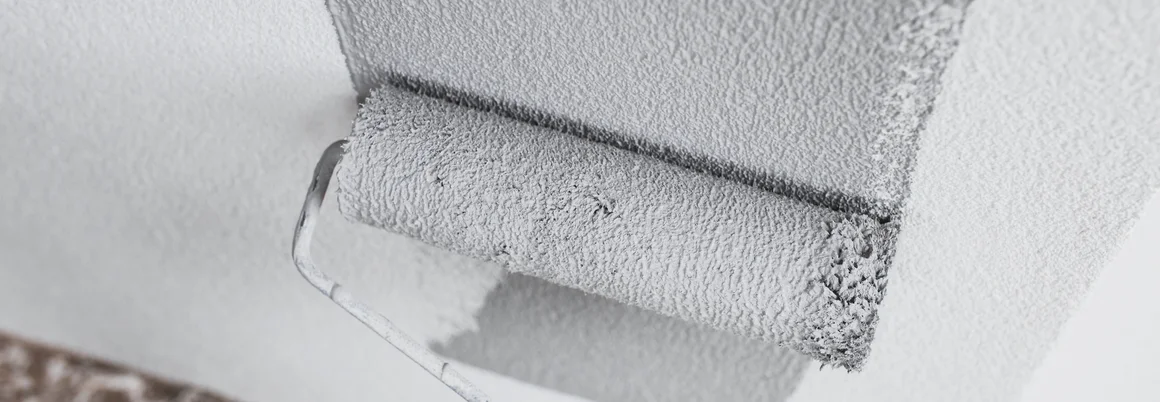 Wand wird mit Farbe gestrichen